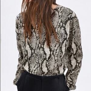 Zara Gray Snake Print Cropped Pullover Sweater Size S